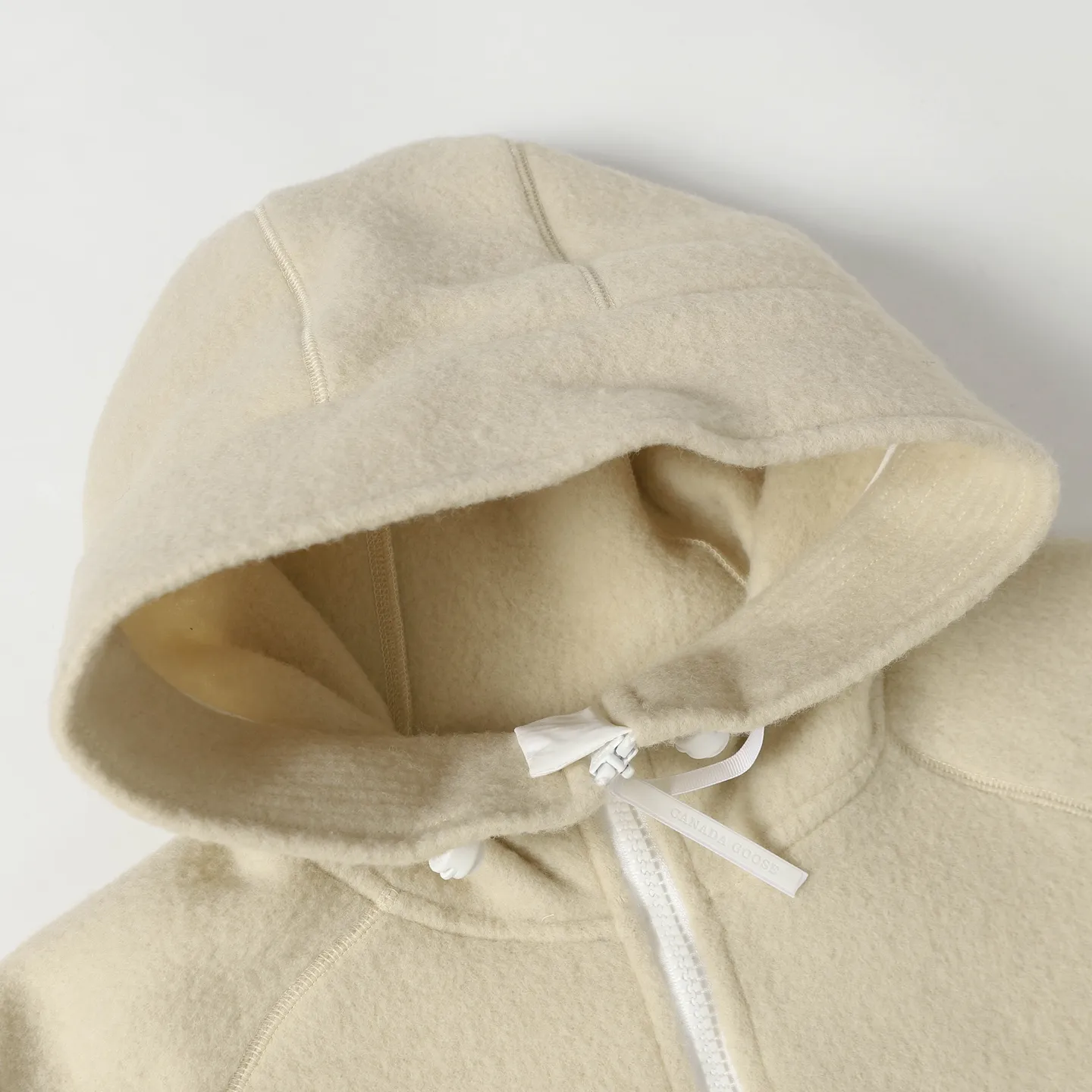 P620 Canada Goose/ Chilliwa series cashmere bomber jacket, exclusive customized wool fabric, containing 60% wool content! Super lightweight, soft and warm! The high-tech breathable space cotton liner makes the entire shape very stiff and soft, comfortable and lightweight at the same time. Breathable, soft, non-stuffy, lightweight, stylish, and non-deformable. The iconic double-stripe reflective strips are designed on the back of the collar and splicing. No detail is missed. The front placket allows you to easily cope with seasonal changes and calmly resist bad weather. High-density badges. All threaded accessories are customized. Loose fit and adjustable drawstring. Not bloated at all. Quite fashionable. It can be said to be a very unique design. This year's must-have style is for men and women. Size: S-L